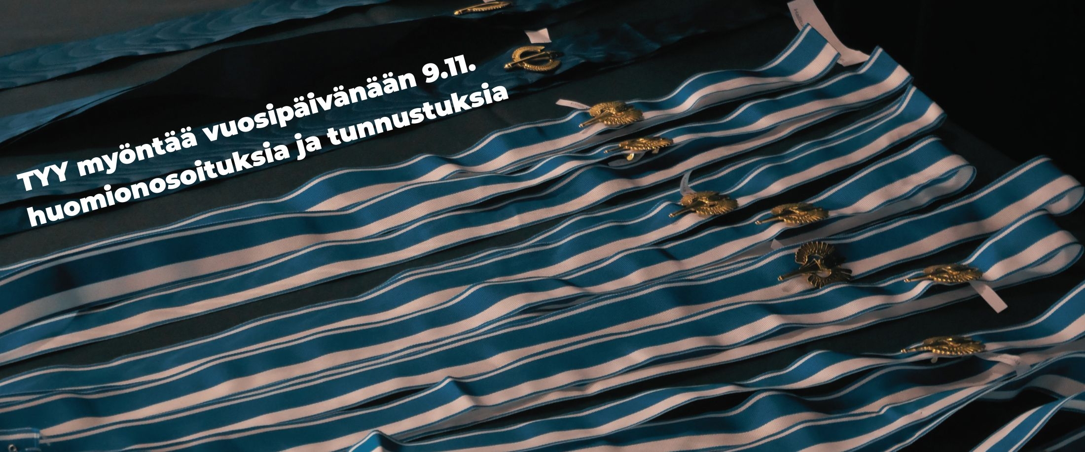 TYYn kuntanauhat pöydällä rivissä